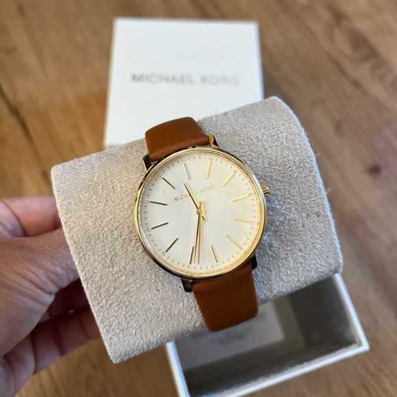 Michael Kors Pyper Leather Watch - Picture 7 of 7